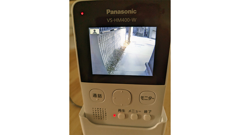 Panasonic「モニター付きカメラ　VS-HC400」のモニター部。モニターはすでにペアリングされているので、特別な設定は必要ない。